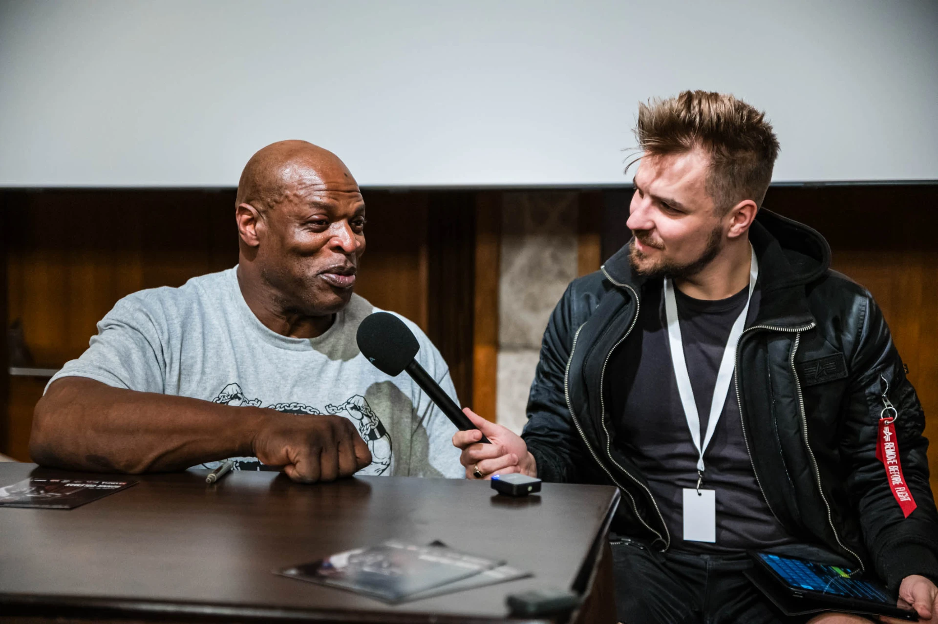 Ján Mrázik moderuje diskusiu s hosťom za stolom s mikrofónom